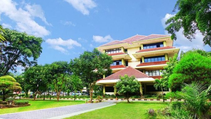 Mengenal-Universitas-Pancasila-Fakultas-Biaya-Kuliah-dan-Fasilitas-777x390-1-678x381-1